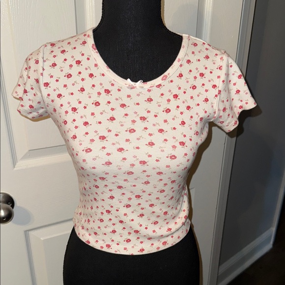 🖤BRANDY MELVILLE RED FLORAL CREAM CROP TOP SIZE OS🖤 - Picture 1 of 6